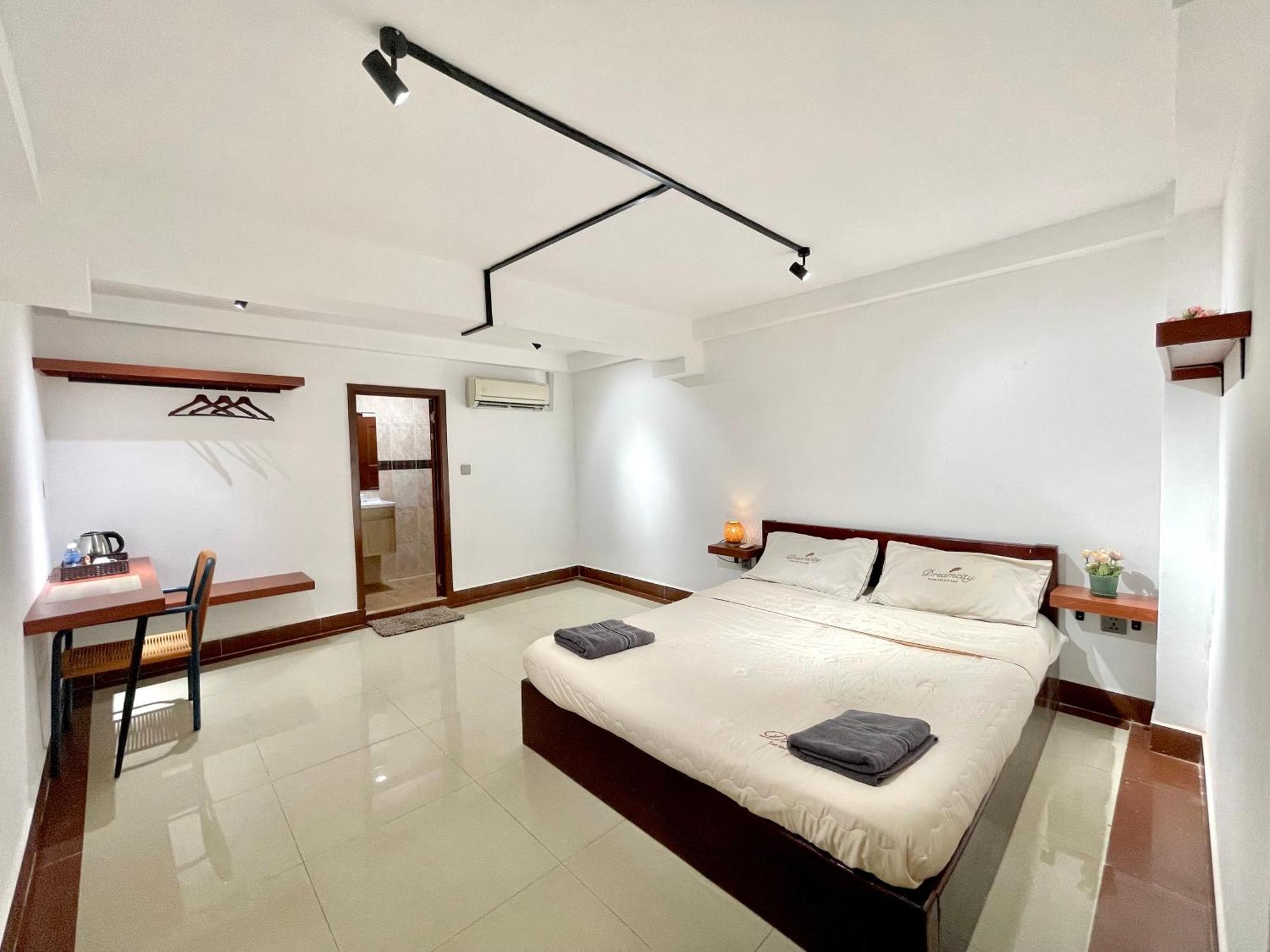 Sky Apartments Riverside - 50M To Royal Palace Πνομ Πενχ Εξωτερικό φωτογραφία